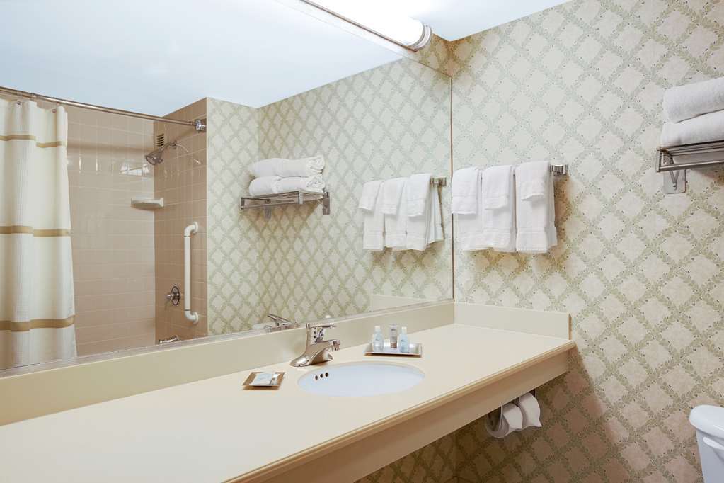 Lafayette Park Hotel And Suites Trenton Room photo